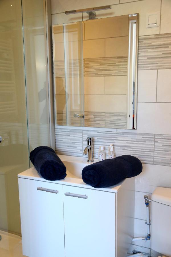 Pluton Apartment แซ็ง-ก็องแต็ง ภายนอก รูปภาพ
